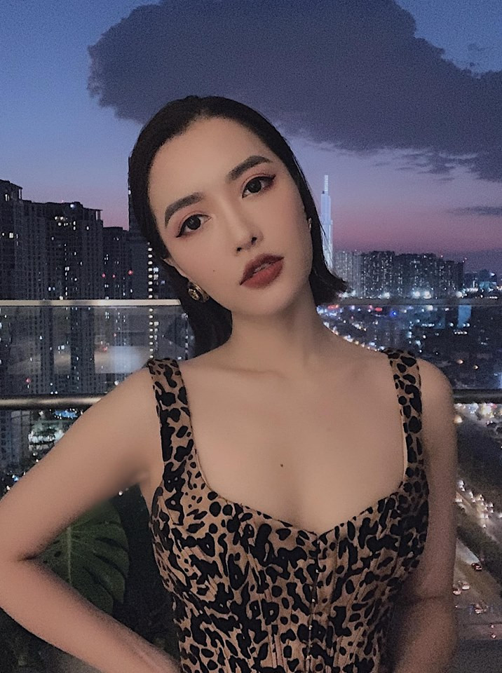 Cô nàng rất chăm diện những trang phục khoe vòng một lép nhưng vẫn gợi cảm.