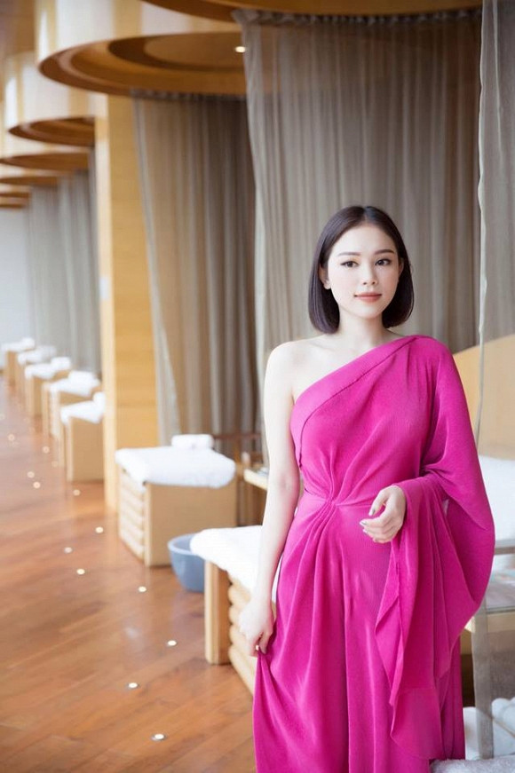 Nàng hot girl nổi bật trong chiếc đầm hồng quý phái.