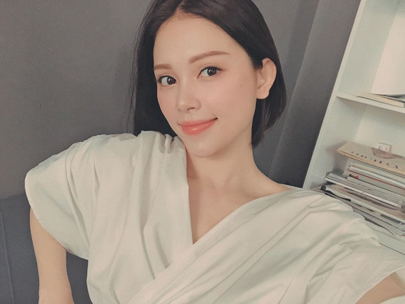 Phong cách thời trang sang chảnh của Linh Rin thu hút người đối diện.