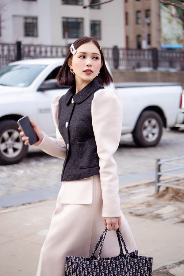 Cách ăn mặc của cô luôn toát lên nét tiểu thư, đài các.