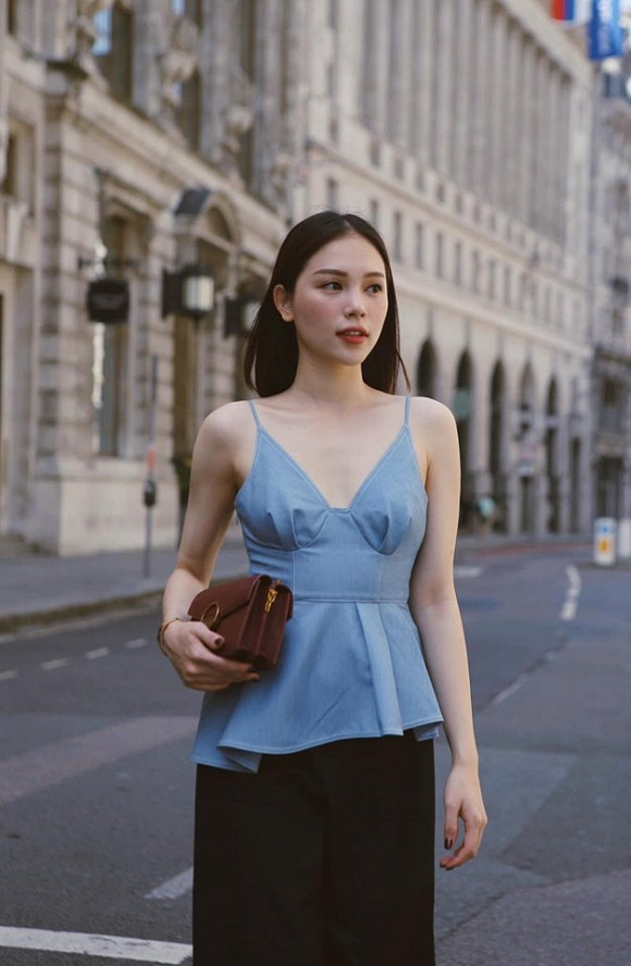 Người đẹp sinh năm 1993 thường xuyên diện váy áo hai dây để khoe làn da trắng nõn.