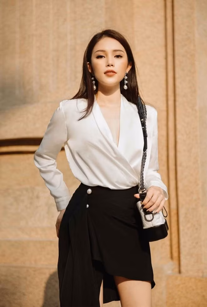 Linh Rin diện áo trắng phối với chân váy đen cách điệu đơn giản nhưng lại đầy quý phái. Ảnh: Internet.