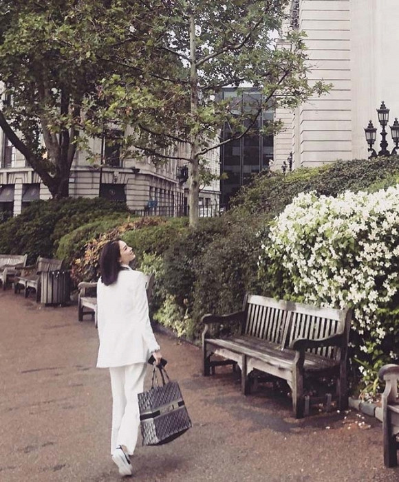 Linh Rin mặc cả "cây" đồ trắng sang chảnh.