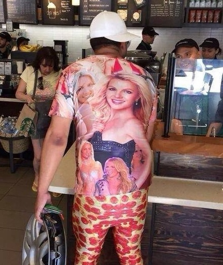 Có lẽ đây là fan của Britney Spear và lại có sở thích ăn pizza.