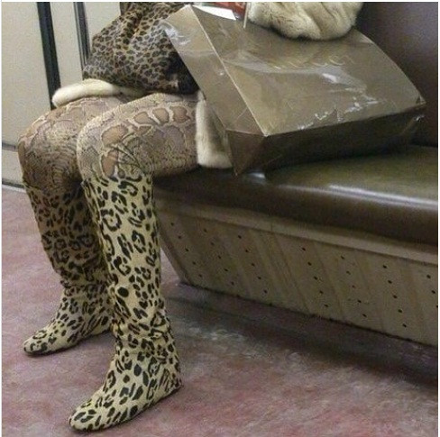 Cách phối đồ khó hiểu: quần da trăn và boot họa tiết da báo.