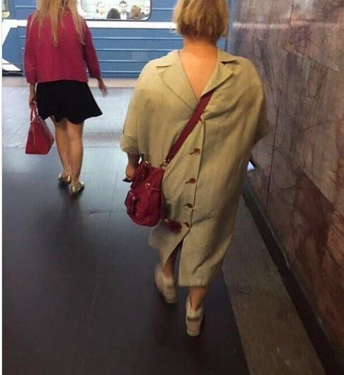 Cách thu hút sự chú ý của mọi người chính là mặc váy ngược ra đường.