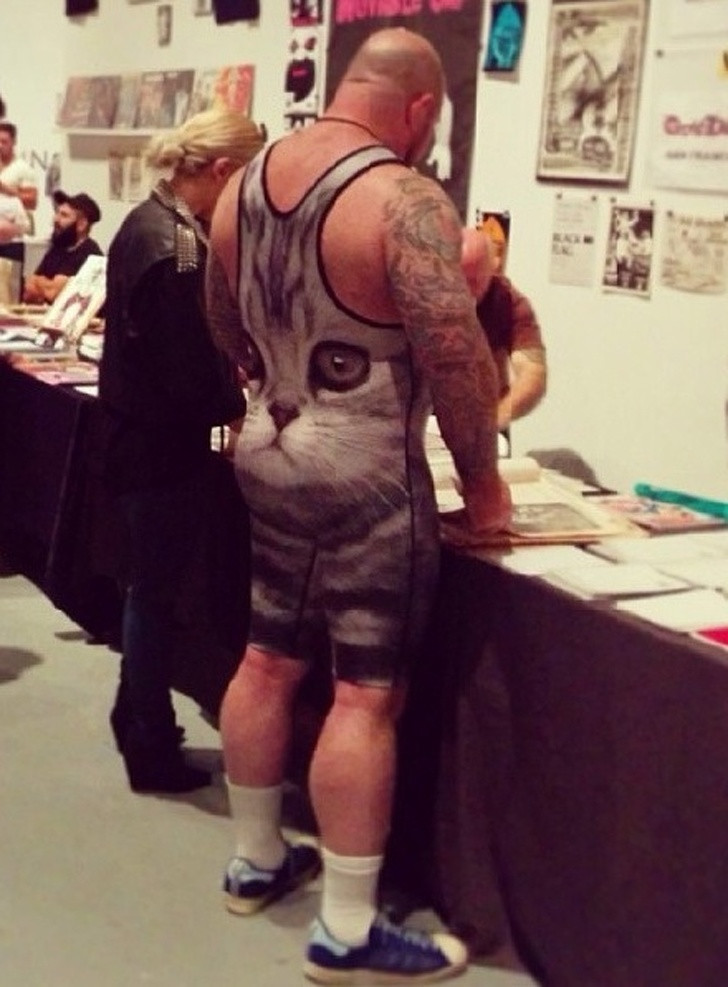 Quý ông yêu mèo tới mức diện đồ bơi cũng có hình mèo.