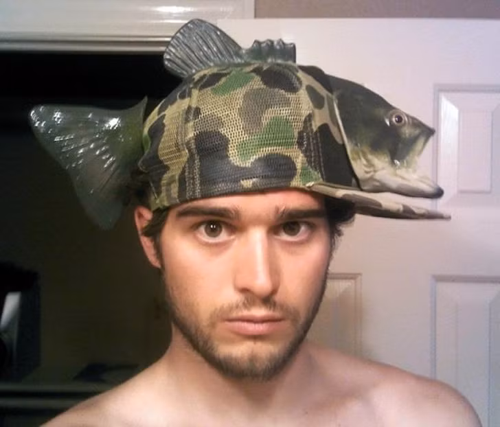 Chiếc mũ lưỡi chai hình cá ít ai dám đội ra đường.