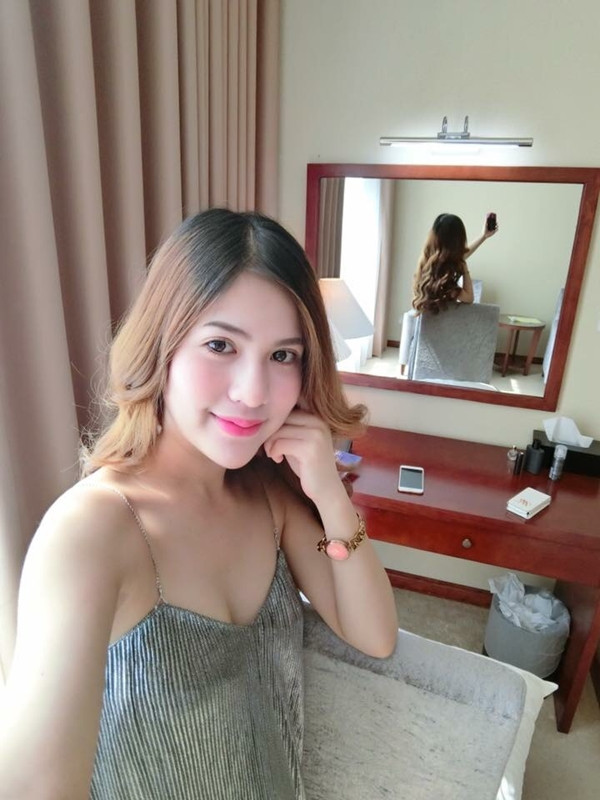 Thường ngày, người đẹp 8X ăn mặc hết sức sexy với các loại váy hai dây, trang phục ôm sát.