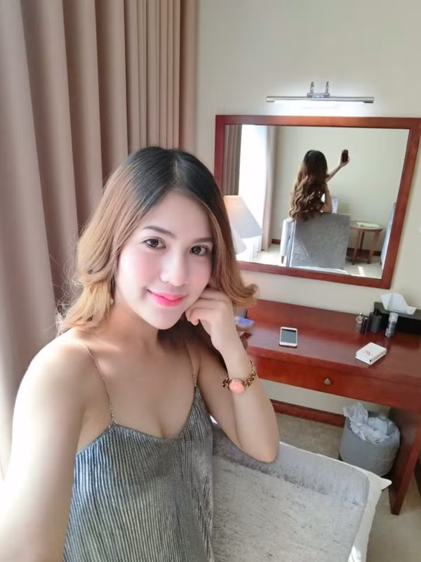 Thường ngày, người đẹp 8X ăn mặc hết sức sexy với các loại váy hai dây, trang phục ôm sát.