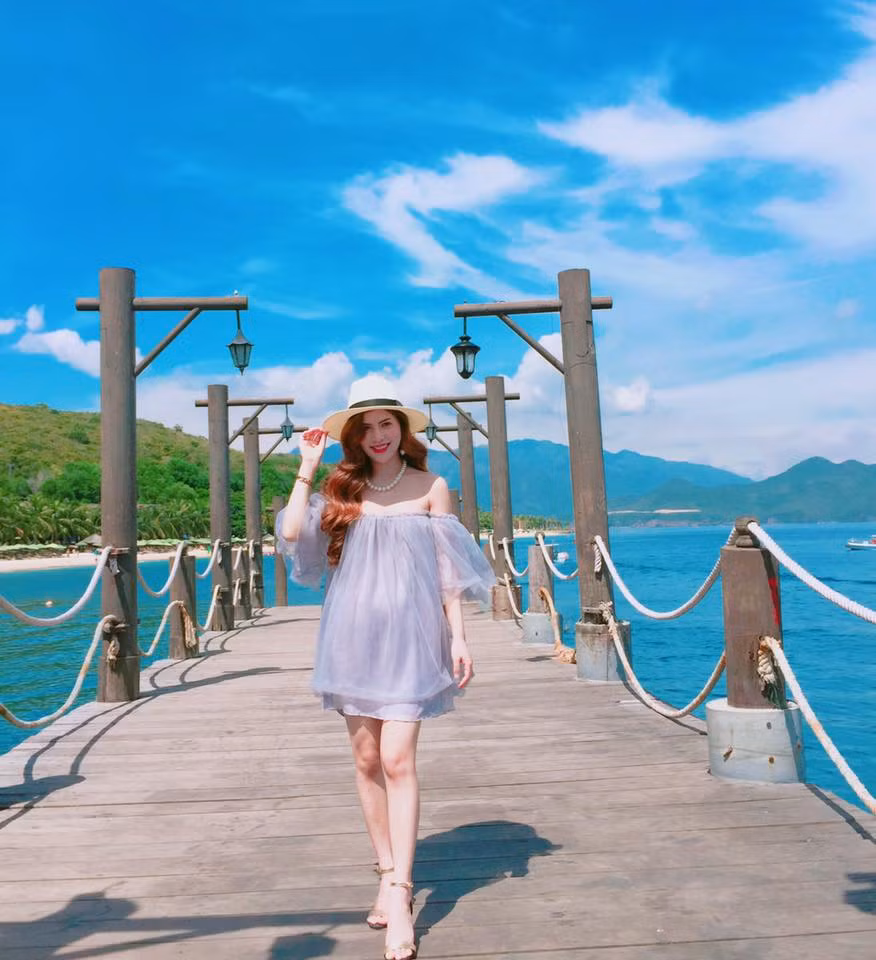 Những kiểu đầm trễ vai cũng được Trần Hương ưa chuộng.