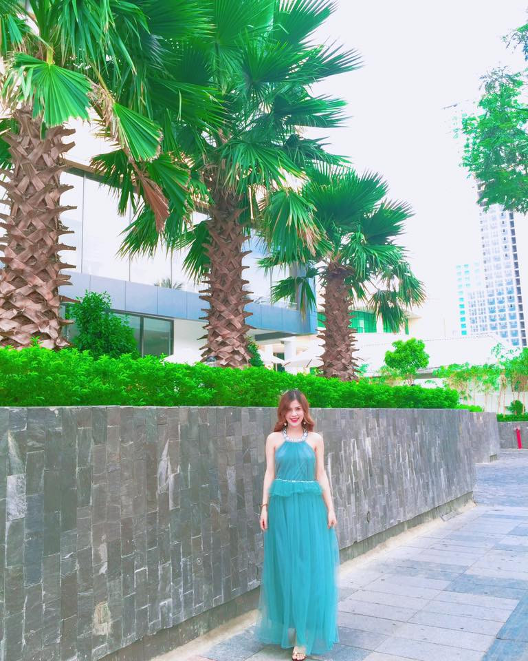 Sở hữu chiều cao 1m68 cùng thân hình chuẩn, người đẹp thường hay lựa chọn những set đồ ôm sát hoặc có độ hở cao để khoe ra vẻ đẹp hình thể.