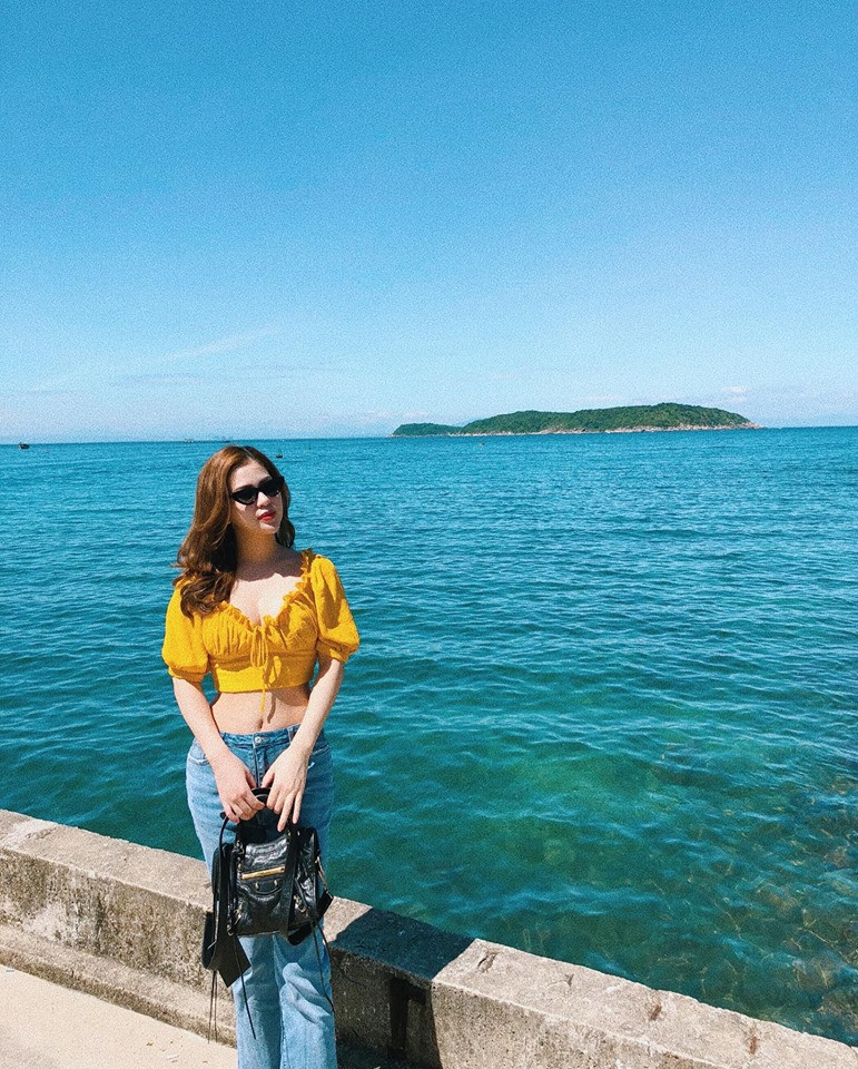 Trần Hương mặc áo crop top với quần jean khoe vòng eo con kiến và vòng một căng tròn. Ảnh: FBNV.