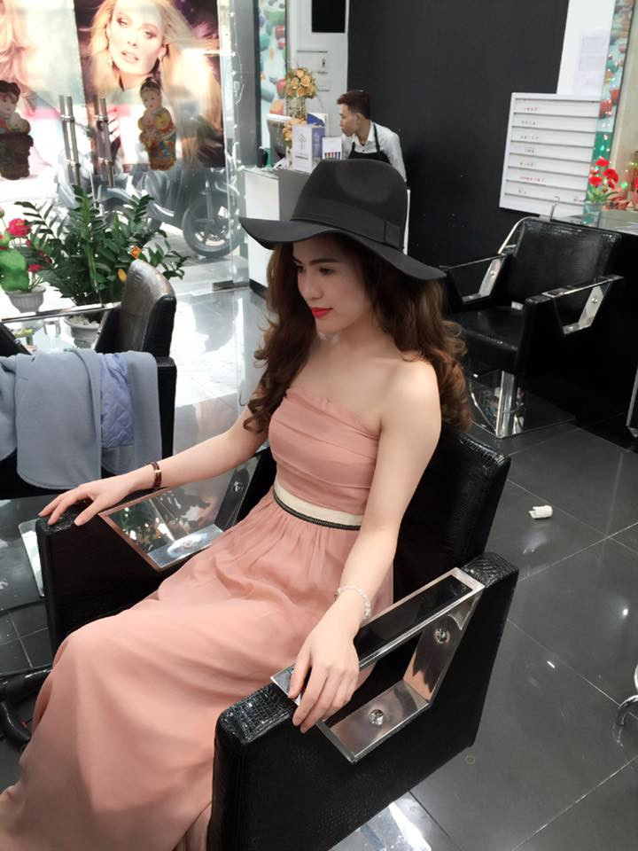 Trên trang cá nhân, Trần Hương thường khoe ảnh mặc trang phục mát mẻ.