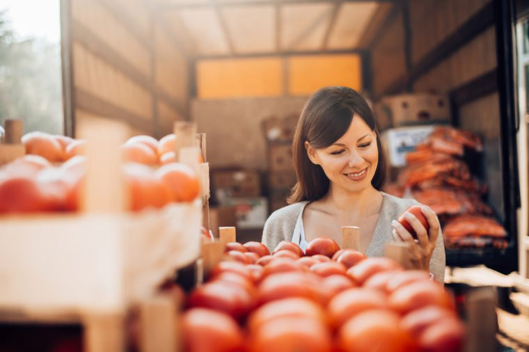 Dùng thực phẩm địa phương có nhiều chất dinh dưỡng: Những thực phẩm có sẵn ở địa phương thường tươi ngon và giàu chất dinh dưỡng hơn bởi chúng không mất nhiều thời gian vận chuyển và được hái ở lúc tươi ngon nhất.