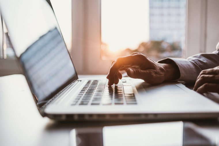 Tắt thiết bị điện tử vào ban đêm có thể giúp bạn ngủ ngon: Một nghiên cứu nhỏ từ Hàn Quốc cho thấy những phụ nữ ngủ dưới ánh sáng mờ vào ban đêm không ngủ lâu và chất lượng giấc ngủ của họ không tốt. Các nhà nghiên cứu kết luận rằng việc bật đèn hoặc TV có thể làm gián đoạn giấc ngủ ngon. Ảnh: RD.