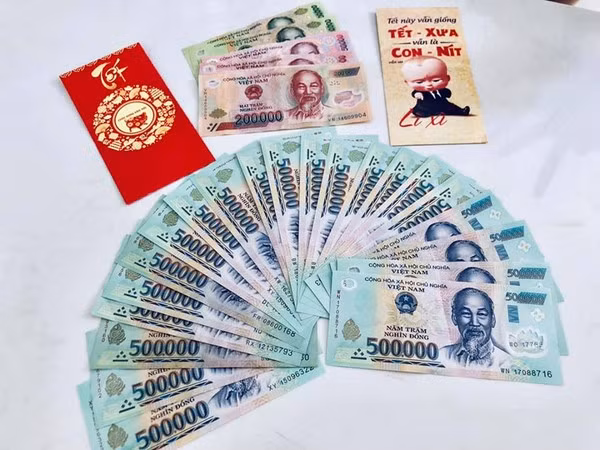 Thuy Tien bat mi cach Banh Gao su dung tien li xi 