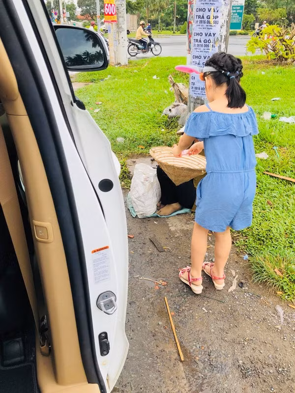 Thuy Tien bat mi cach Banh Gao su dung tien li xi 