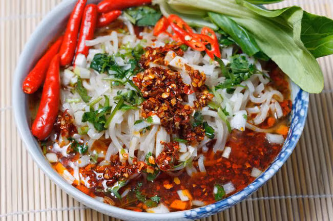 Các thực phẩm cay nóng như ớt cũng giúp tăng ham muốn "yêu" ở nữ gới rất hiệu quả. Bởi vì chúng đóng vai trò trong việc khai thông mạch máu và cải thiện tuần hoàn. Chất capsaicin trong thực phẩm cay cũng có tác dụng đánh thức ham muốn “chuyện ấy”. Ảnh: Internet.