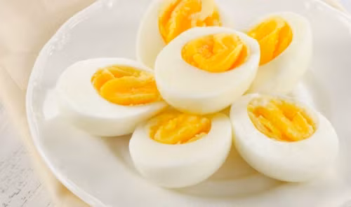 Trứng: Dù không có tác dụng tạo hưng phấn rõ rệt nhưng nguồn vitamin B5, B6 dồi dào trong trứng giúp cân bằng lượng hormon trong cơ thể và giảm stress, hai nhân tố quan trọng làm nền tảng cho phút giây thăng hoa lành mạnh. Nhiều người còn quan niệm rằng, trứng là biểu tượng của sự sinh sôi nảy nở.