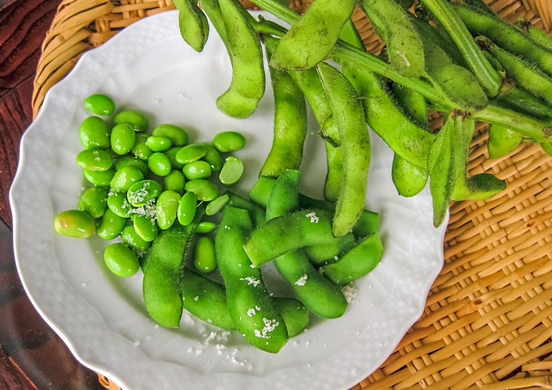 9. Đậu edamame Edamame (đậu nành nguyên trái, hay là đậu nành non, đôi khi được gọi là đậu nành loại thực vật) chứa đầy đủ protein, carbs, chất xơ, vitamin và khoáng chất bao gồm hàm lượng mangan và axit folic cao. Axit folic kết hợp với sắt sẽ sản sinh năng lượng và chống lại sự mệt mỏi, trong khi đó mangan giúp tạo ra năng lượng từ sự phân hủy của carbs và protein.