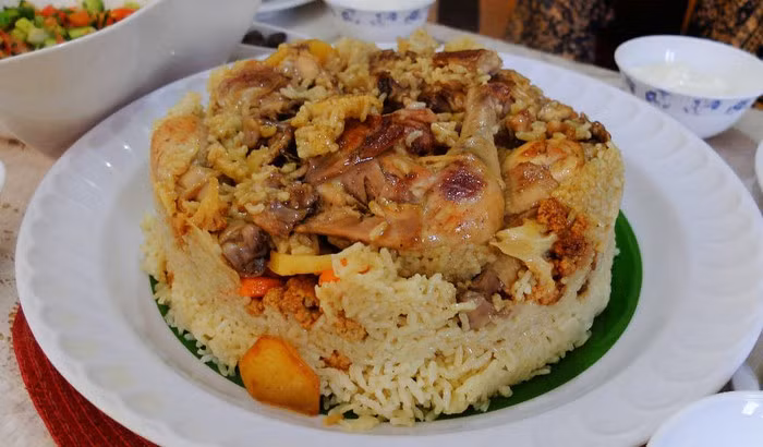 Maqluba cũng có cách chế biến khá độc đáo. Người ta bỏ thịt gà trộn gia vị xuống đáy nồi rồi đổ gạo lên trên. Khi các nguyên liệu được nấu chín, người ta úp ngược nồi lên một chiếc khay, như vậy phần cơm nấu chín sẽ xuống dưới và bên trên là thịt gà thơm phức đậm đà.