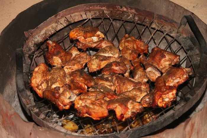 Zarb là món ăn đặc biệt của người Jordan và có cách nấu cực kỳ ấn tượng. Người Jordan sẽ đào một lỗ to dưới mặt đất và cho đầy than nóng đang cháy vào. Sau đó, họ sẽ cho các khay thực phẩm bao gồm thịt cừu, thịt gà, gạo, hành tây, cà rốt, khoai tây... vào phần lỗ trống được đào. Tiếp theo, họ sẽ phủ lên lỗ trống một chiếc chăn và lấp cát lại cho kín để giữ nhiệt nóng bên trong lâu hơn.