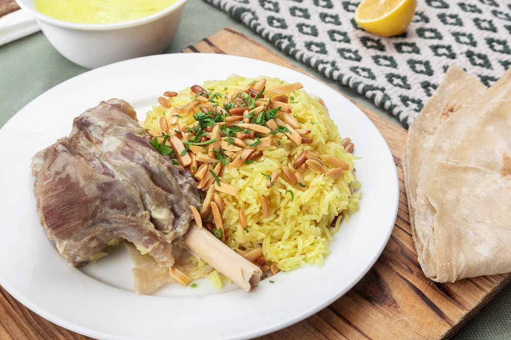Mansaf là món ăn truyền thống của Jordan với thịt cừu nấu cùng các loại gia vị thảo mộc và sữa chua. Bất kể sáng hay trưa hoặc chiều tối, người Jordan sử dụng món Mansaf vừa để no bụng vừa như là món ăn “tinh thần” không thể thiếu trong cuộc sống hàng ngày.