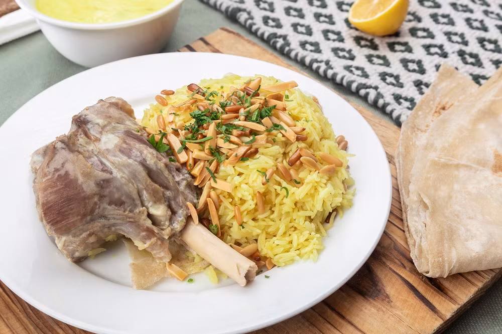 Mansaf là món ăn truyền thống của Jordan với thịt cừu nấu cùng các loại gia vị thảo mộc và sữa chua. Bất kể sáng hay trưa hoặc chiều tối, người Jordan sử dụng món Mansaf vừa để no bụng vừa như là món ăn “tinh thần” không thể thiếu trong cuộc sống hàng ngày.