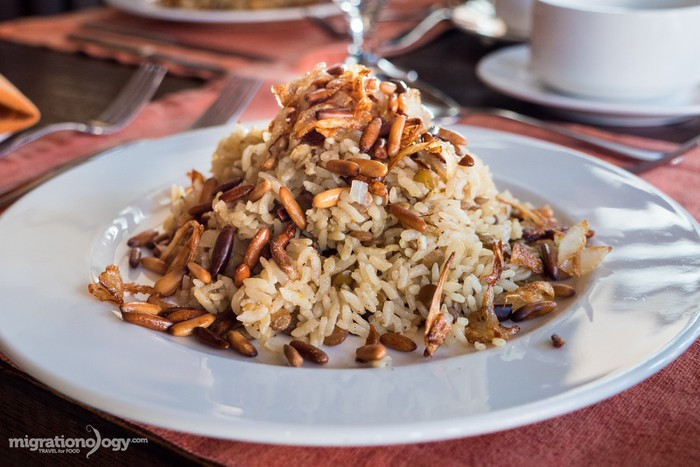 Cơm Mujadara là món ăn có mặt thường xuyên trong bữa ăn gia đình ở Jordan. Đây là món cơm đơn giản, dễ nấu với các nguyên liệu dễ tìm như như gạo, đậu lăng, hạt thì là Ai Cập.