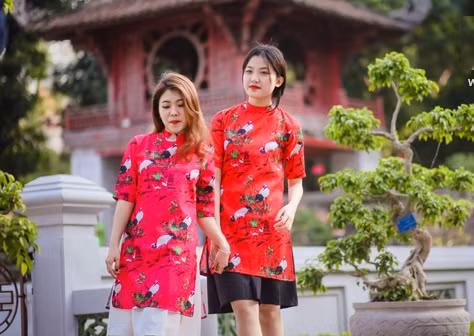 Người có dáng vóc hơi mập thì nên chọn những chất liệu co dãn, mềm mại nhưng phải đủ dày để không bị hằn lên những ngấn mỡ thừa và đặc biệt nên tránh xa những loại vải bóng. Ảnh: Internet.