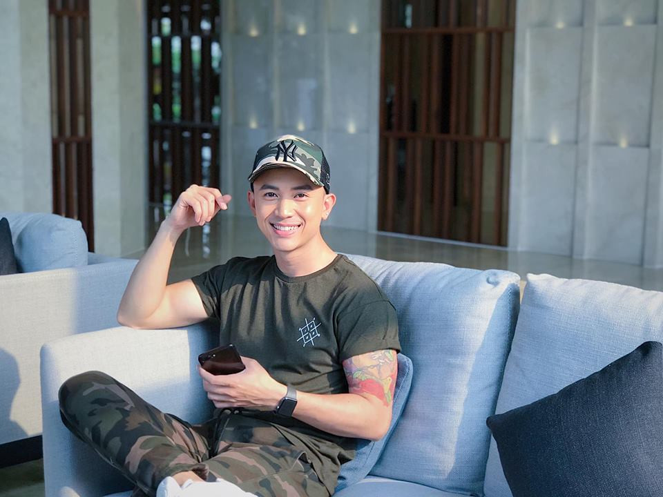 Bộ trang phục họa tiết rằn ri khiến anh chàng toát lên sự trẻ trung, tinh nghịch.