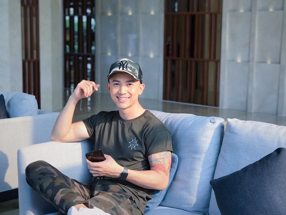 Bộ trang phục họa tiết rằn ri khiến anh chàng toát lên sự trẻ trung, tinh nghịch.