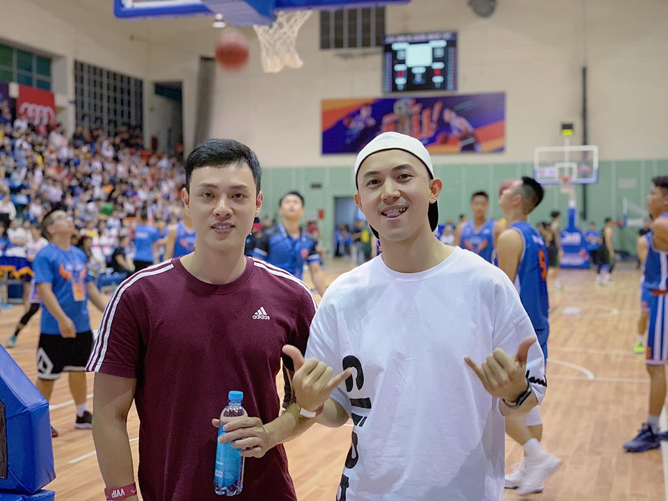 Anh luôn chọn mũ lưỡi trai có cùng tông màu với trang phục. Ảnh: FBNV.