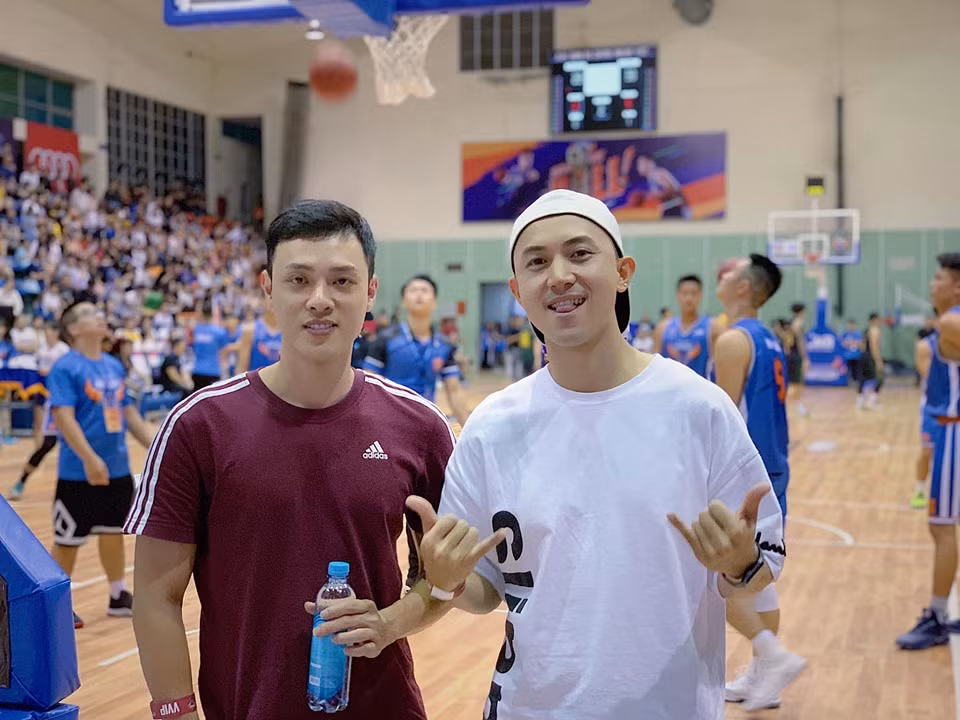 Anh luôn chọn mũ lưỡi trai có cùng tông màu với trang phục. Ảnh: FBNV.