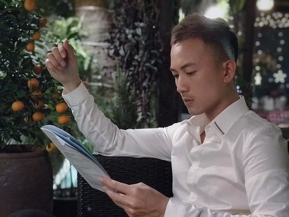 Nam diễn viên này ngoài đời sở hữu gu thời trang khá lịch lãm và nam tính.