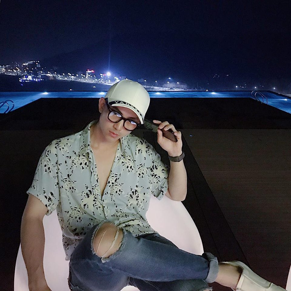 Đôi khi, Anh Vũ cũng ăn mặc khá lãng tử với áo sơ mi hoa lá và quần jean rách gối.