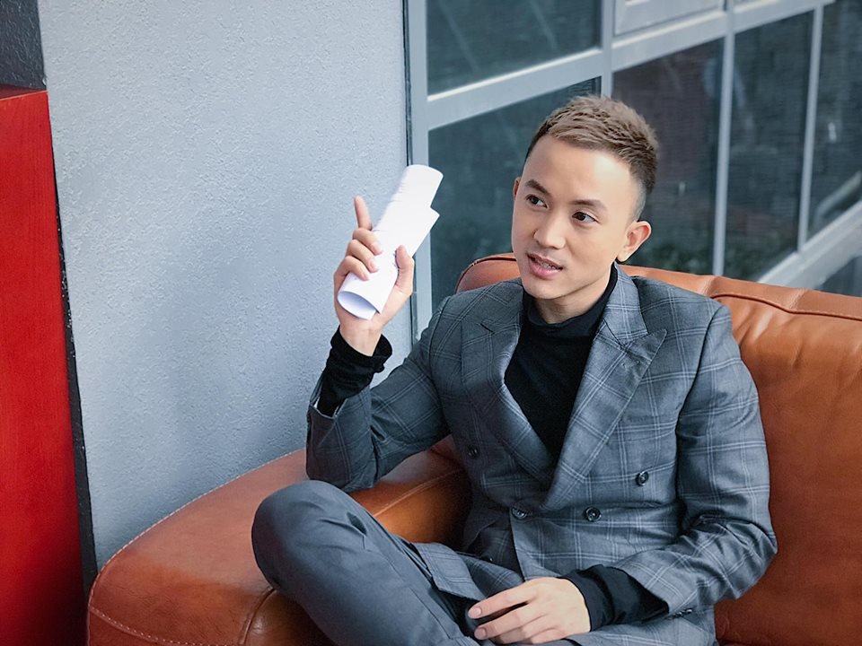 Với vẻ điển trai và khuôn mặt lãng tử, Anh Vũ được coi là một nhân vật khá đào hoa, sát gái trong phim Về nhà đi con.