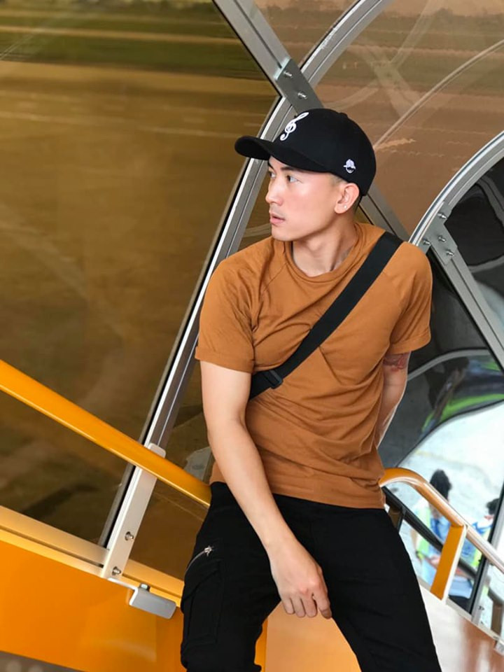 Mũ lưỡi trai là phụ kiện không thể thiếu trong mỗi set đồ của Anh Vũ.