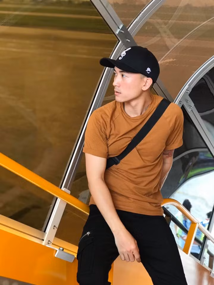 Mũ lưỡi trai là phụ kiện không thể thiếu trong mỗi set đồ của Anh Vũ.