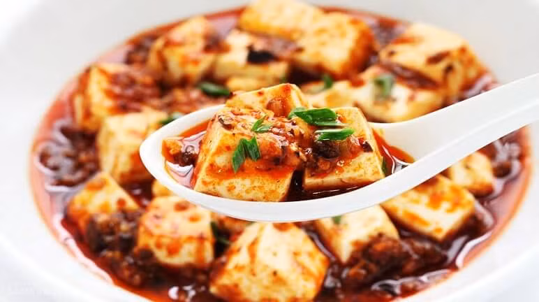 Nếu du lịch Trung Quốc mà bỏ qua món đậu phụ Mapo siêu cay của Tứ Xuyên này thì xem như uổng phí cả chuyến đi. Món ăn tưởng như quá đỗi phổ biến này lại còn rất nhiều chuyện hấp dẫn, thú vị khác…