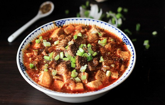 Nguyên liệu chính làm nên món đậu phụ Mapo không thể bỏ qua đậu phụ non Tứ Xuyên. Miếng đậu phụ trắng sau khi qua nhiều công đoạn chế biến từ đậu nành nên rất mềm mịn và thơm.