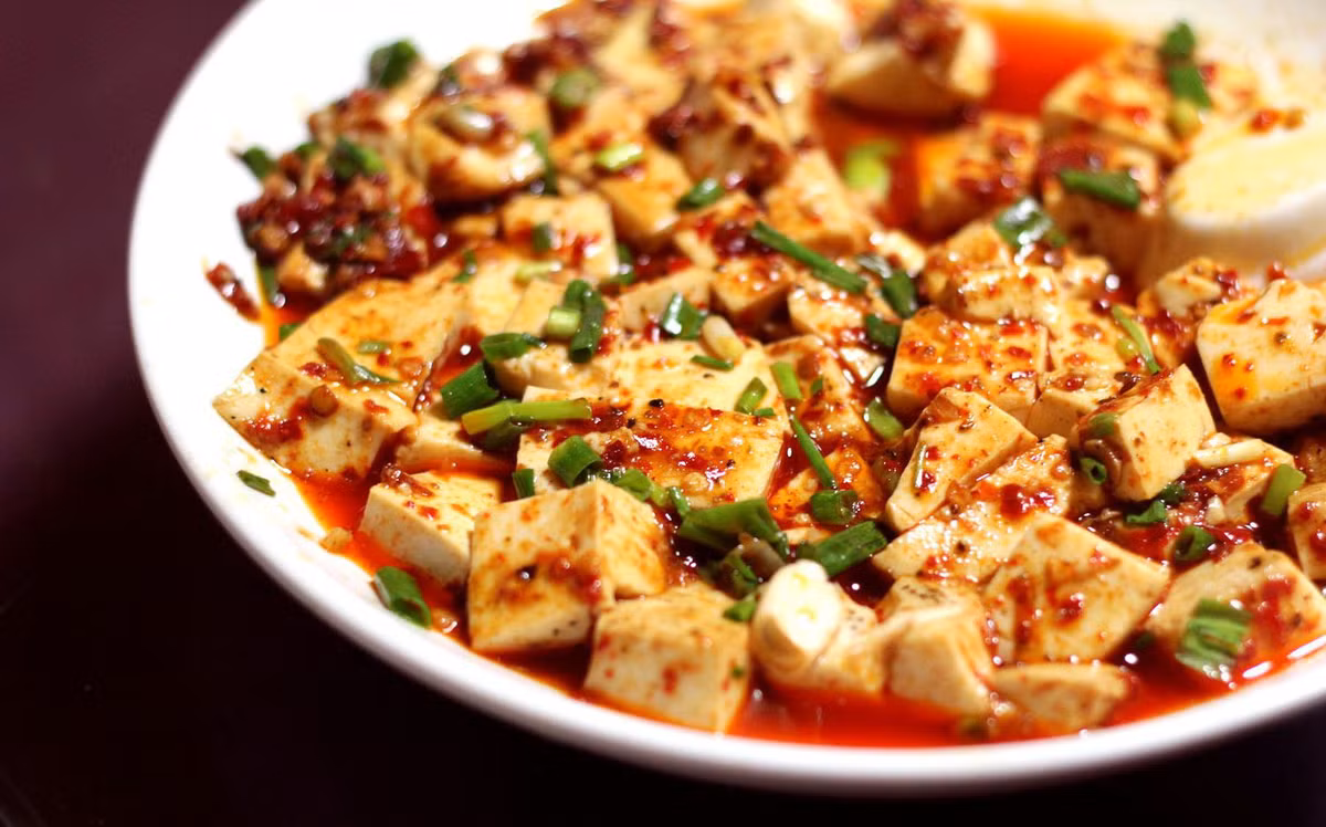 Theo sách “Phù dung thoại cựu lục” mô tả thì món ăn này xuất hiện vào thời Đồng Trị thời nhà Thanh (1874) do Trần Lưu Thị, còn được gọi là Trần Ma Bà (Ma chỉ mụn rỗ, Trần Ma Bà tức là người đàn bà mặt rỗ họ Trần), chủ quán cơm “Trần Hưng Thịnh phạn phô” tại Thành Đô sáng chế.