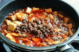 Đặc biệt, đậu phụ Mabo là món ăn có nguồn gốc từ Tứ Xuyên nên không thể thiếu đi các gia vị cay đặc trưng. Để làm nên món đậu phụ Mapo đúng cách, người ta phải sử dụng rất nhiều ớt và tiêu nên món ăn sau khi chế biến xong thì dậy mùi cay nồng rất hấp dẫn.