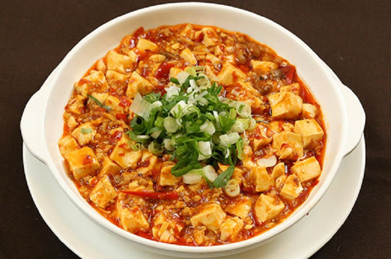 Đặc biệt, đậu phụ trắng lại được cho nhiều ớt đỏ, hai màu sắc tương phản nhau càng khiến cho món đậu phụ Mapo thêm nổi bật và đẹp mắt hơn. Đậu hũ ma bà có thể dùng chung với cơm hoặc cũng có thể ăn không.