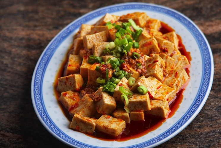 Cùng với vịt quay Bắc Kinh, đậu hũ Tứ Xuyên có thể xem là một trong những đại diện tiêu biểu hàng đầu cho ẩm thực Trung Quốc, khi hầu hết các quán ăn Tàu trên thế giới đều không thể bỏ món đậu trứ danh này khỏi thực đơn.