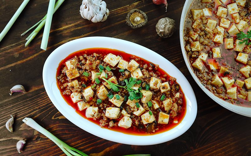 Món ăn nổi tiếng đến mức nhiều người không nhớ tên gốc của quán mà quen gọi là “Trần Ma Bà đậu hũ điếm”, ngang hàng với “Chính Hưng Viên” và “Chung Thang Viên” thành ba quán ăn nổi tiếng nhất Thành Đô. Danh tiếng của đậu hũ Ma Bà còn được nhắc đến trong tập thơ “Cẩm Thành Trúc Chi Từ Bách Vịnh ”.