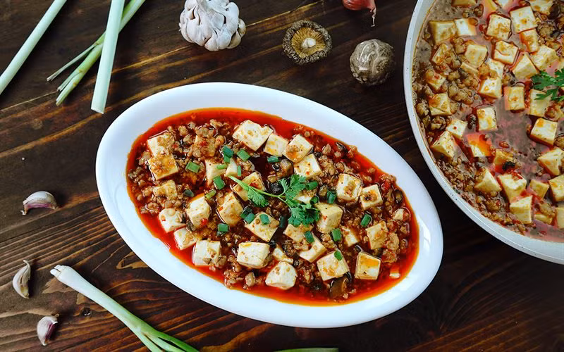 Món ăn nổi tiếng đến mức nhiều người không nhớ tên gốc của quán mà quen gọi là “Trần Ma Bà đậu hũ điếm”, ngang hàng với “Chính Hưng Viên” và “Chung Thang Viên” thành ba quán ăn nổi tiếng nhất Thành Đô. Danh tiếng của đậu hũ Ma Bà còn được nhắc đến trong tập thơ “Cẩm Thành Trúc Chi Từ Bách Vịnh ”.