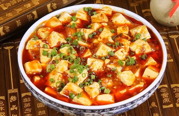 Đậu phụ trắng được cắt ra thành từng miếng vuông nhỏ rồi xào chung với thịt băm nhỏ. Thịt ở đây có thể là thịt lợn hay bò đều được.