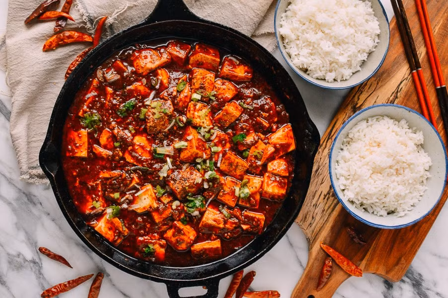 Món đậu phụ Tứ Xuyên này một tên gọi “chính thống” của riêng mình: Đậu Mapo. Trong tiếng Trung Quốc, “Mapo” là từ ghép có ý chỉ một người phụ nữ lớn tuổi và… mặt rỗ.